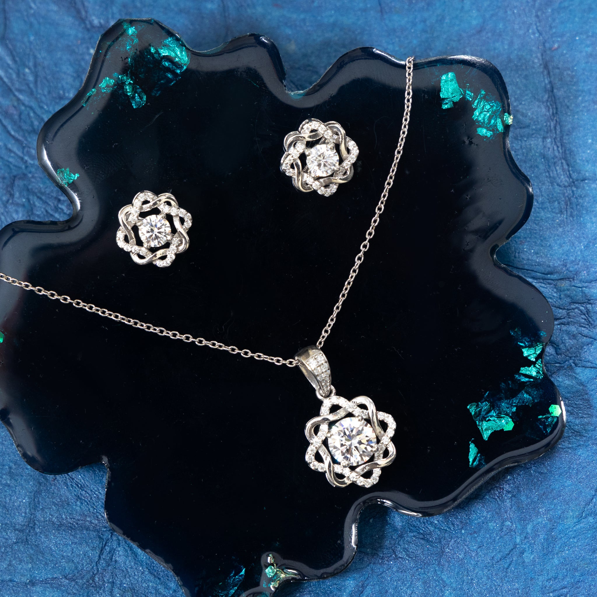 SILVER FLORAL MAJESTIC ROUND SOLITAIRE PENDANT SET WITH CHAIN LENGTH - 18