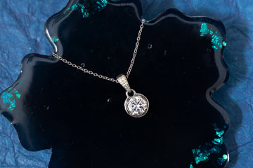SILVER ROUND SOLITAIRE ELEGANT PENDANT WITH CHAIN